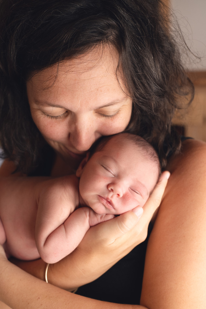 Raphaëlle blottie dans les bras de sa maman